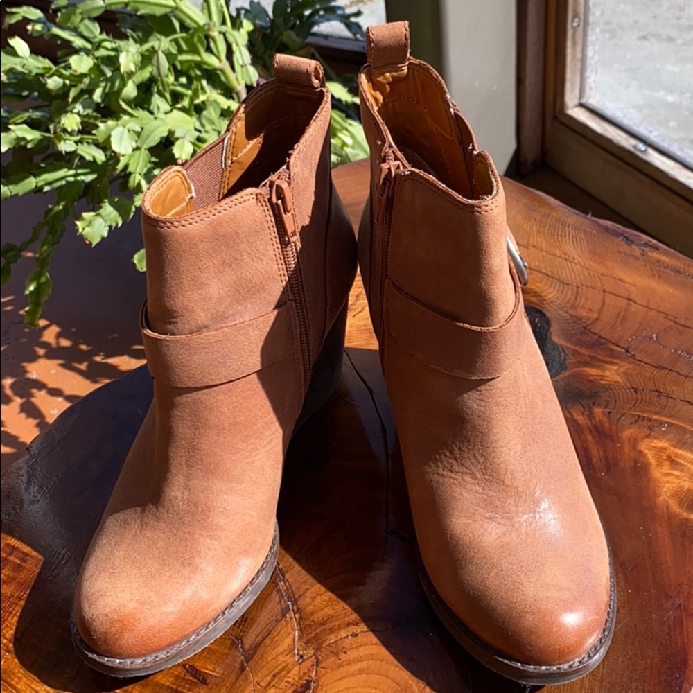 Lucky Yishi Wedge Heel Bootie Toffee